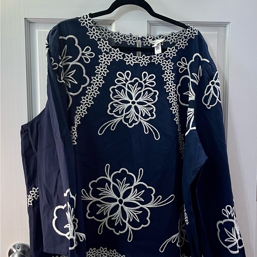 Navy and White embroidered top 26/28